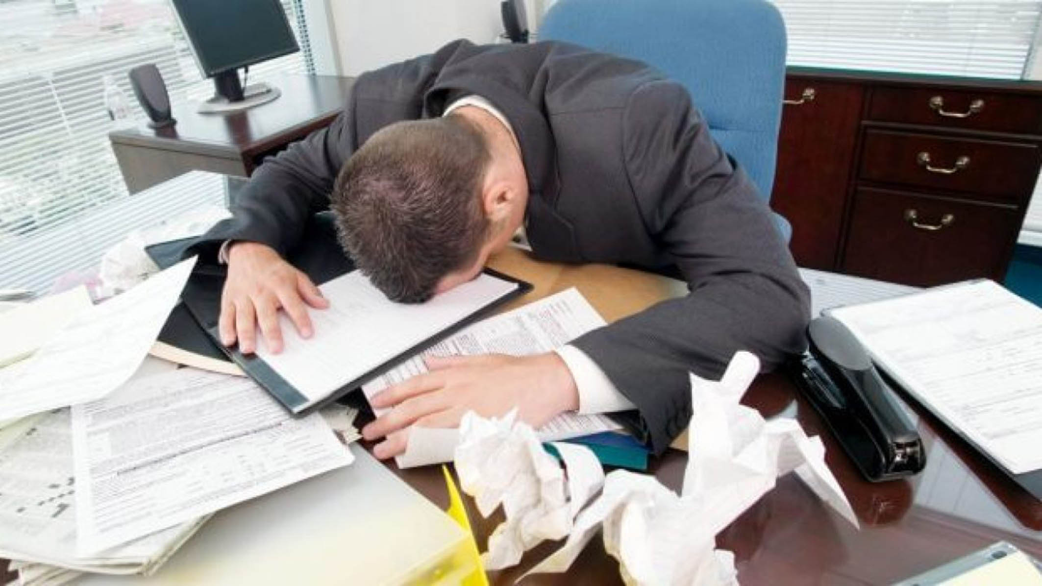 Пропустить устал. Уставший работник офиса. Уставший человек в офисе. Задержался на работе. Много работы в офисе.