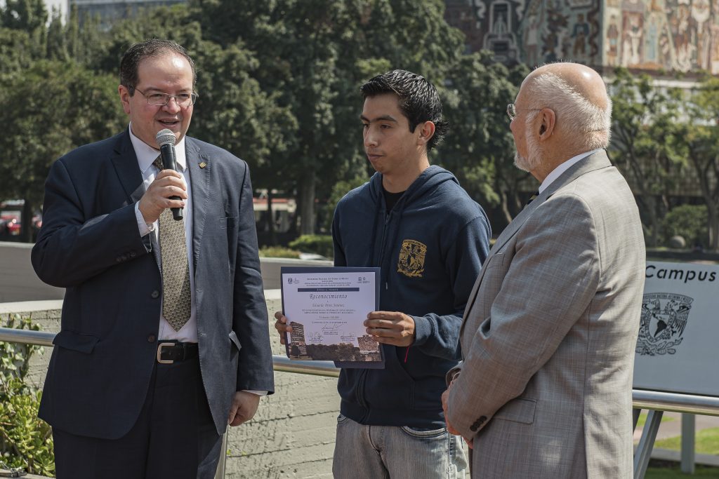  Leonardo Lomelí Vanegas, secretario general de la UNAM, entregó la constancia a Eduardo Pérez Jiménez,