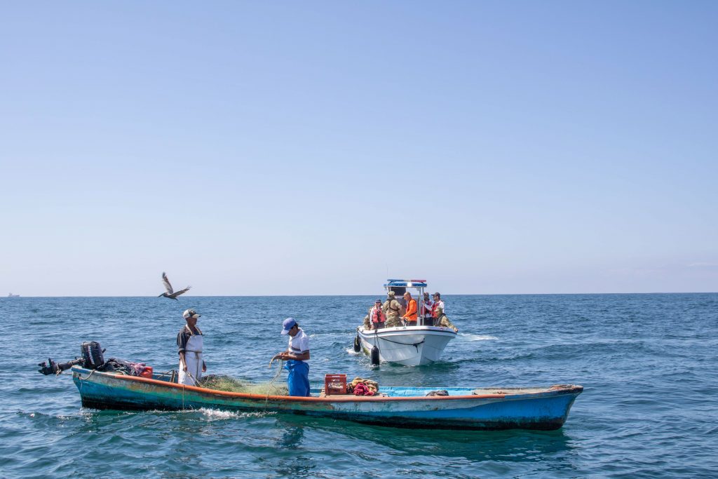 La tarea de los Oficiales Federales de Pesca consiste en prevenir y evitar la pesca ilegal