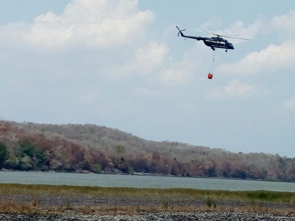 Helicópteros ayudan a combatir incendios