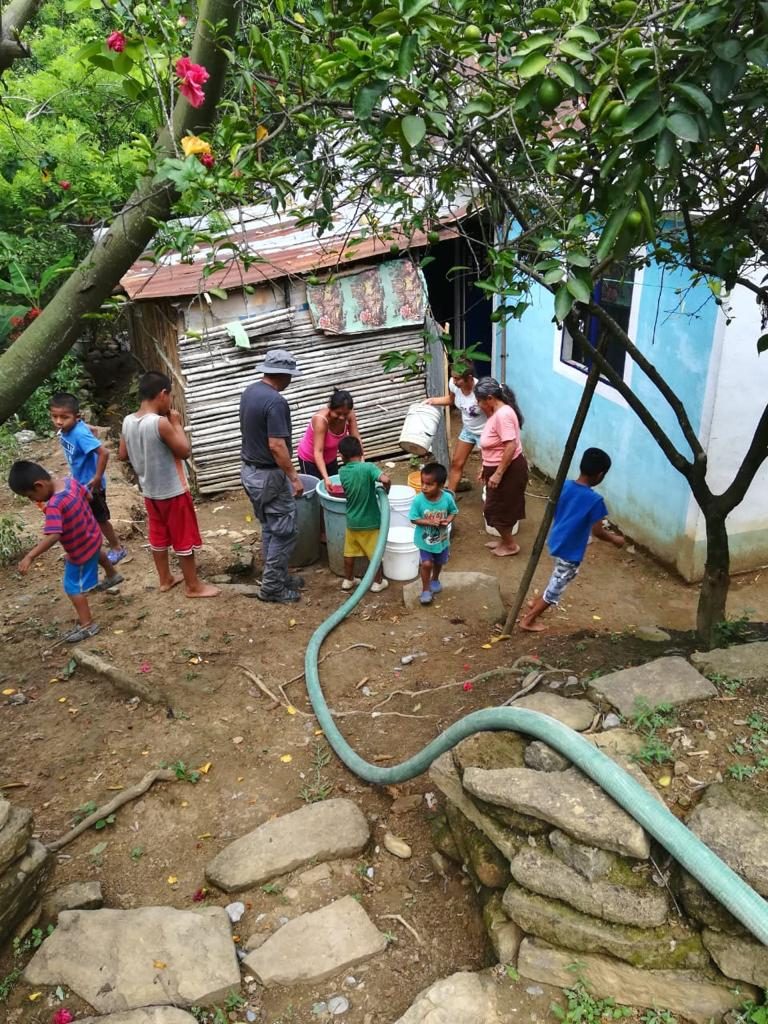 Conagua suministra agua a comunidades vulnerables