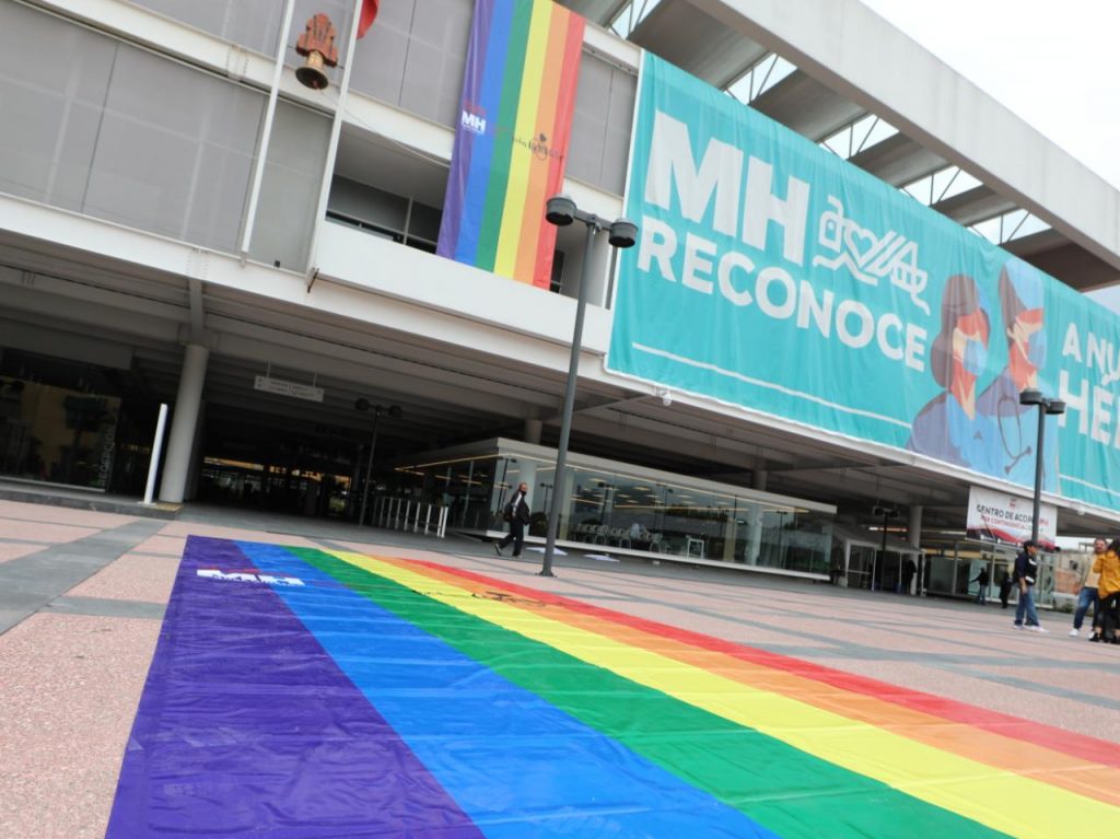 Respaldan en MH a comunidad LGBTTTI y visten inmuebles de colores