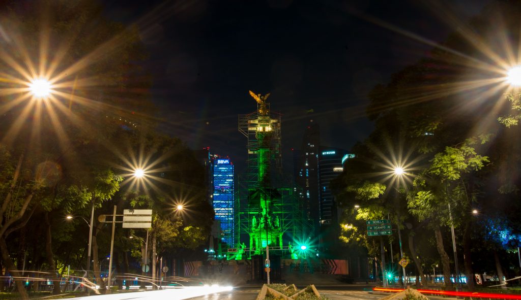 Ciudad de México celebra la sanidad vegetal iluminada de verde