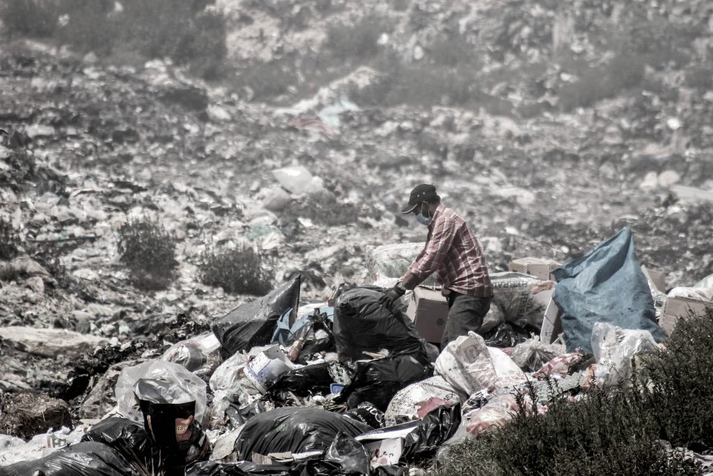 Cubrebocas en basura son riesgosos para trabajadores de limpia