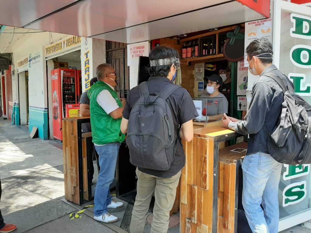 Visitan restaurantes para informar sobre prohibición de desechables