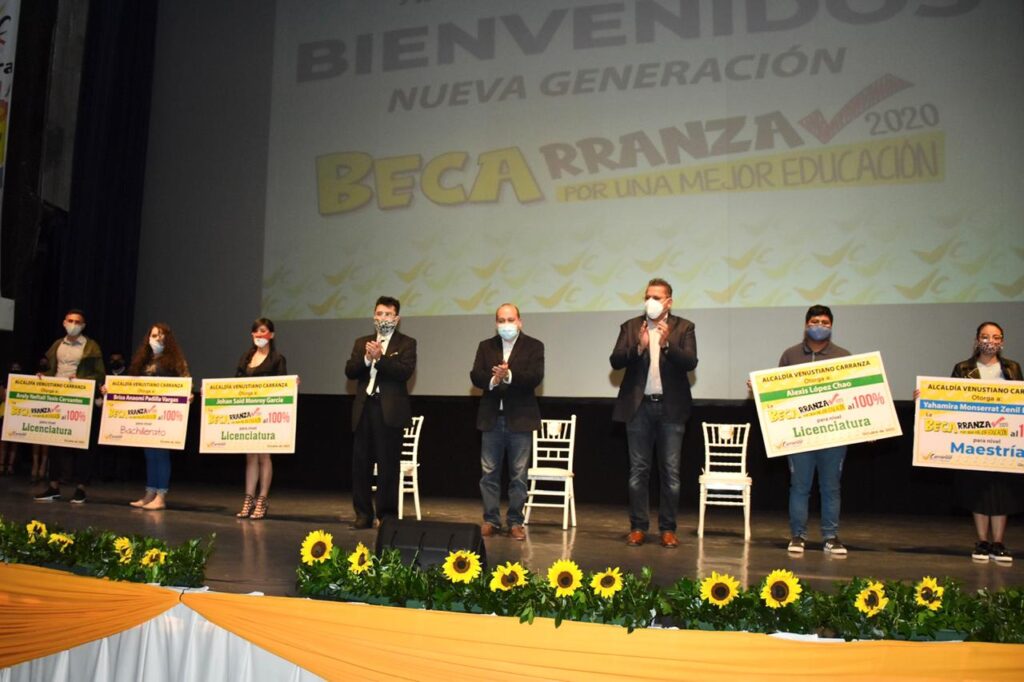 Venustiano Carranza entrega 1,500 becas educativas 
