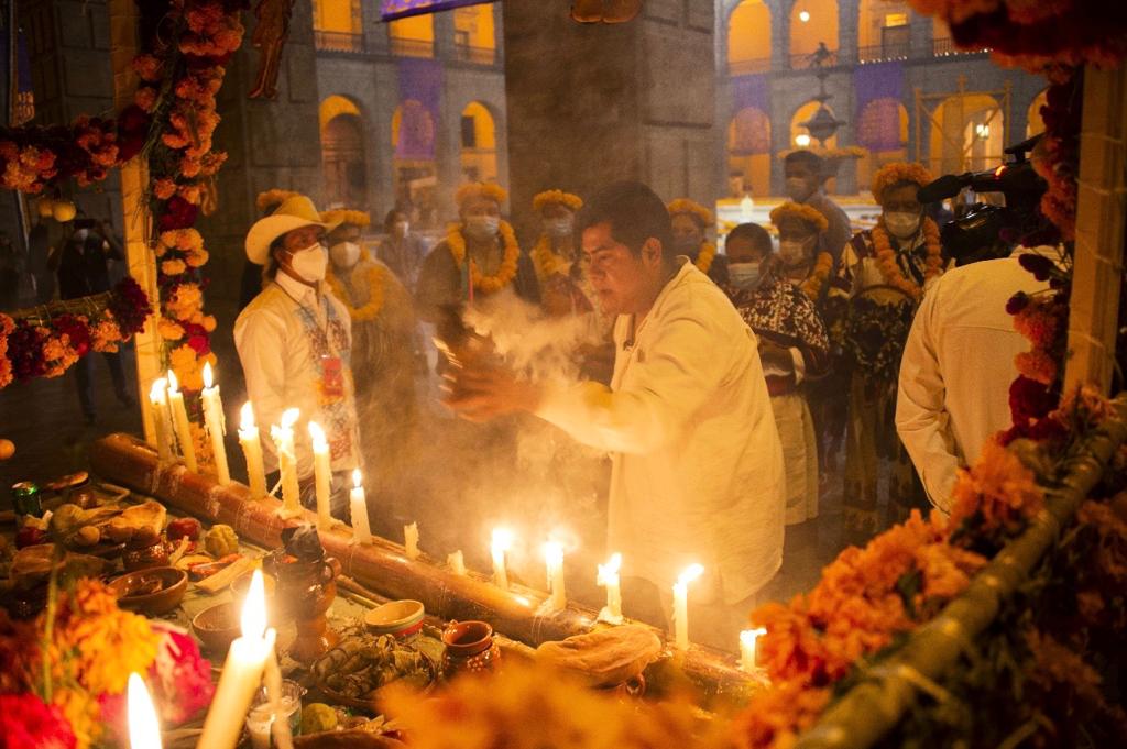 Encienden velas de ofrendas en Palacio Nacional