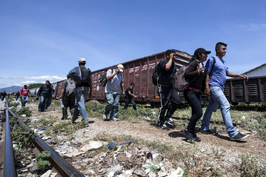 Migrantes prefieren transitar en caravana