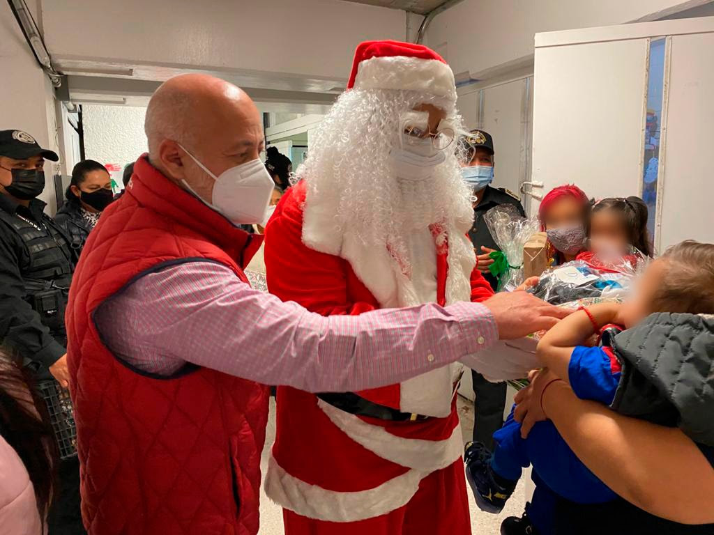 Santa Claus llega al Centro Femenil de Santa Martha