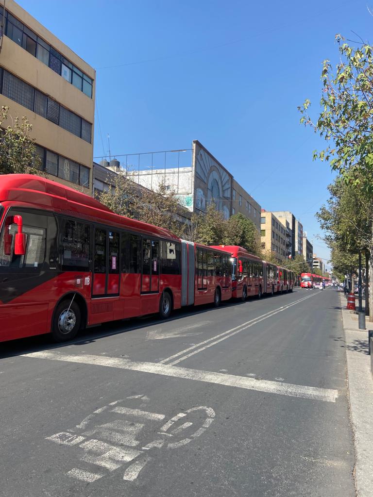 Impiden que suban pasajeros a Metrobús en Pino Suárez
