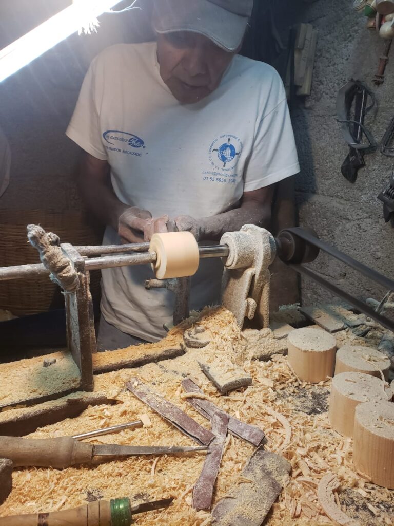 Mónico Reyes: preserva la técnica de tallado de hueso 