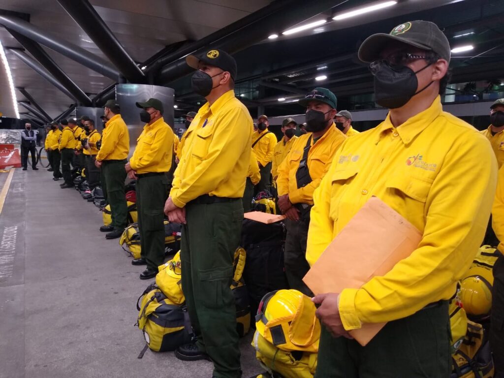 Envían combatientes de incendios forestales a Canadá 