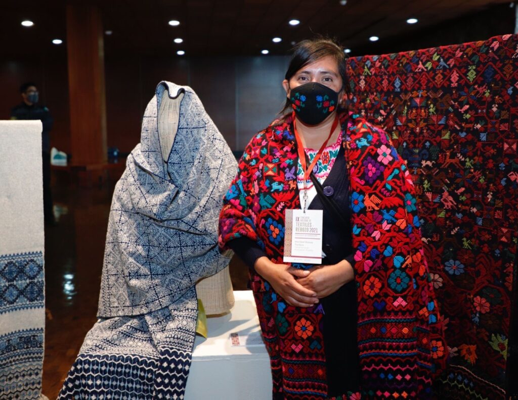Premian a ganadores del Concurso de Textiles