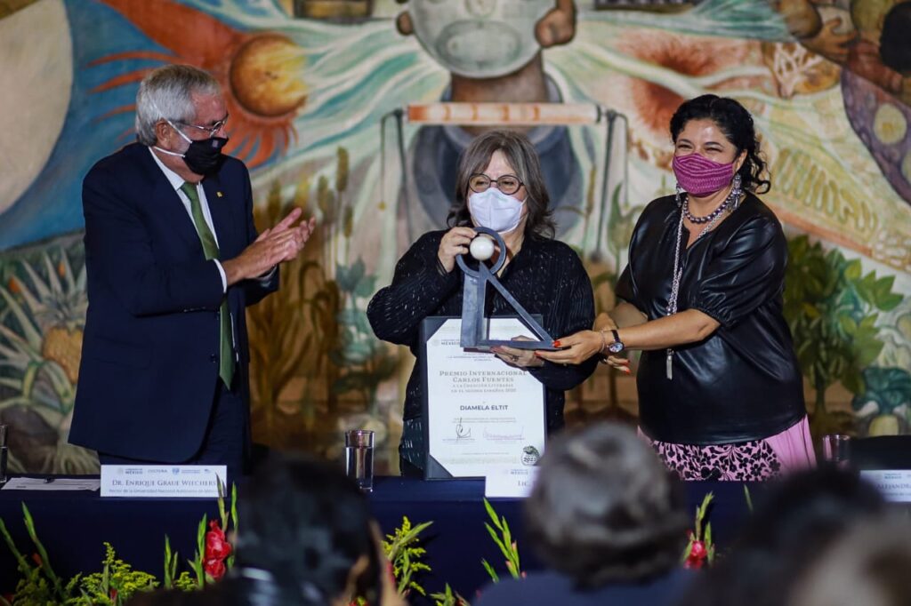 Premio Carlos Fuentes a la escritora Diamela Eltit 