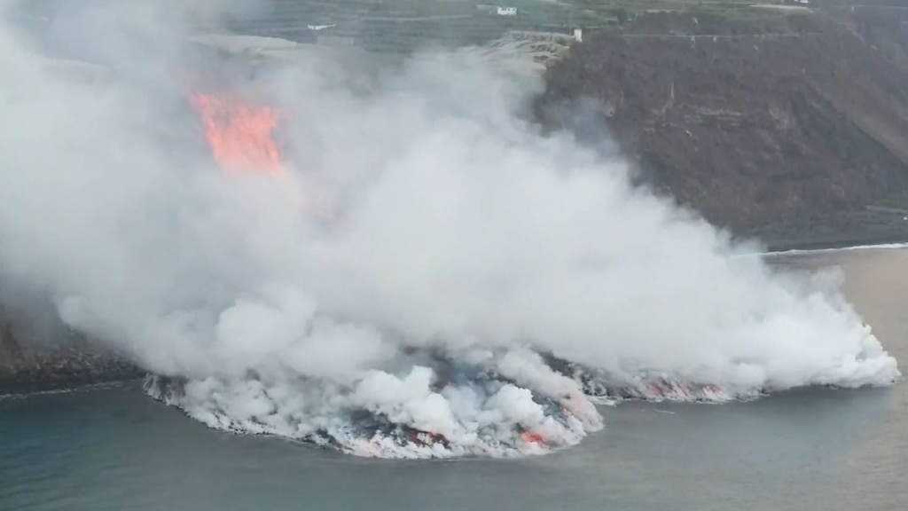 La lava del volcán de La Palma de España llegó al mar