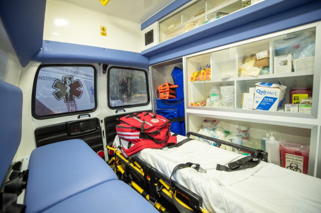 Recibe IPN equipamiento de ambulancia para COVID-19
