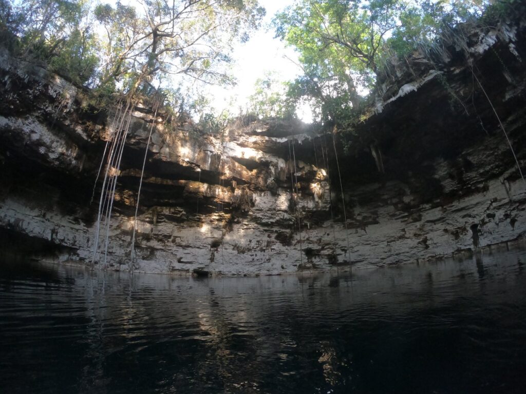 Arqueólogos localizan canoa prehispánica en un cenote 