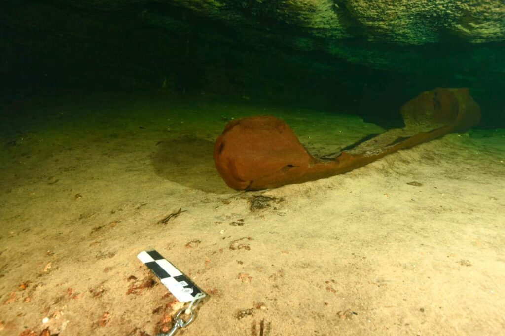 Arqueólogos localizan canoa prehispánica en un cenote 