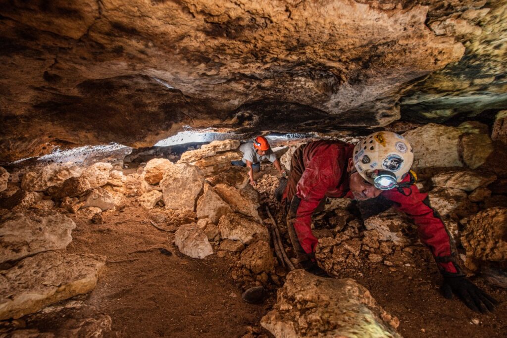 Arqueólogos localizan canoa prehispánica en un cenote 