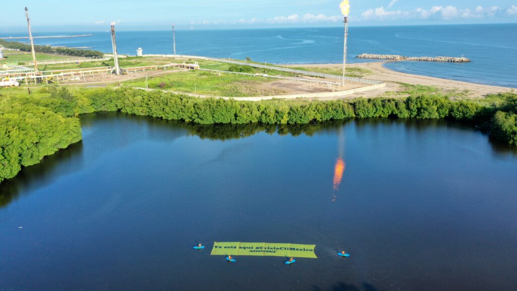 Activistas exhiben a Refinería Dos Bocas