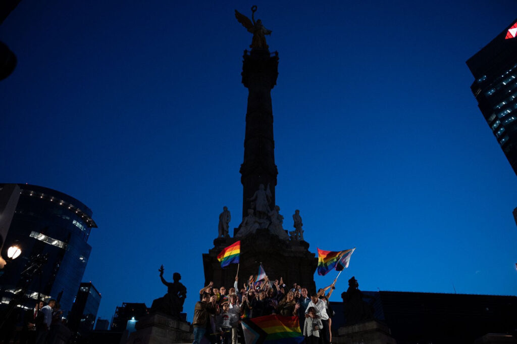 Monumentos se encienden  por Día contra homofobia