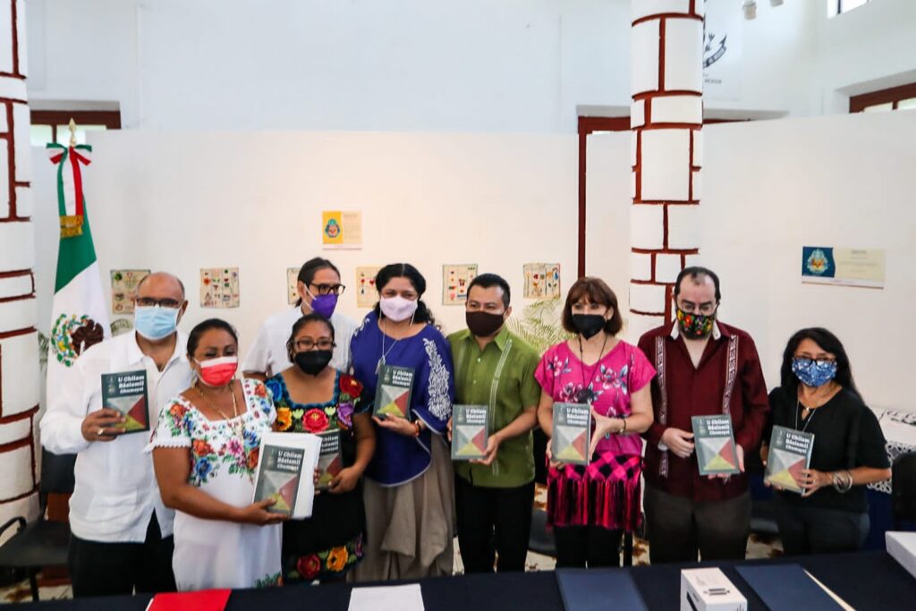 Donan libros del Chilam Balam en maya peninsular 