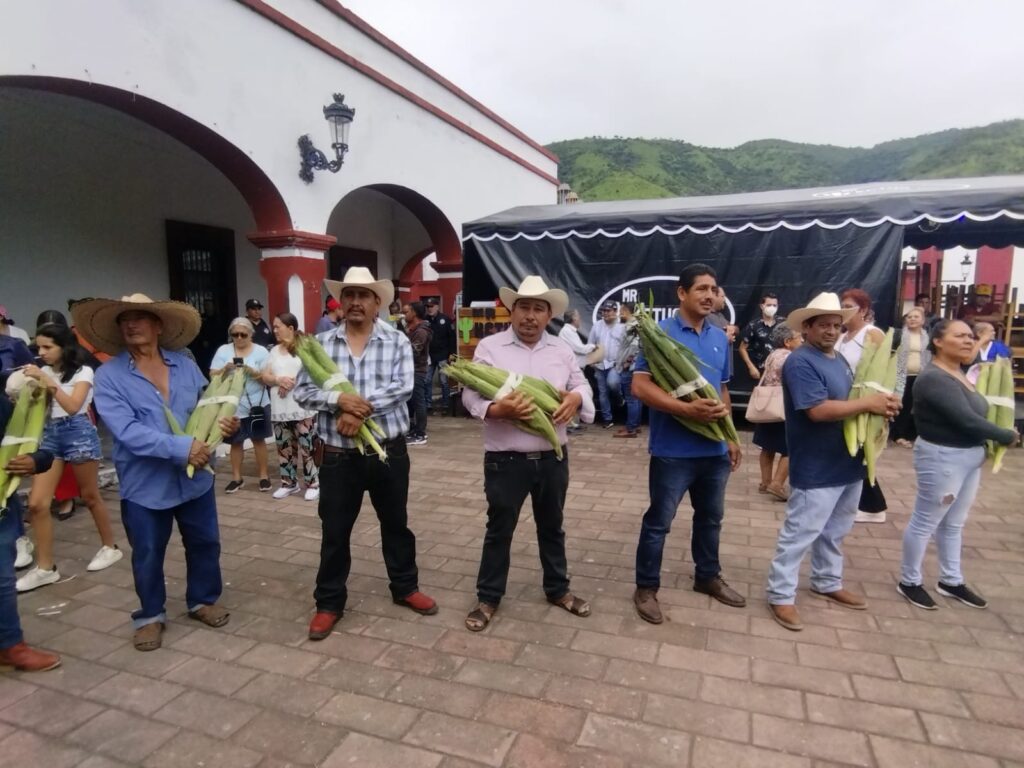 Realizan edición del Elote más Grande del Mundo