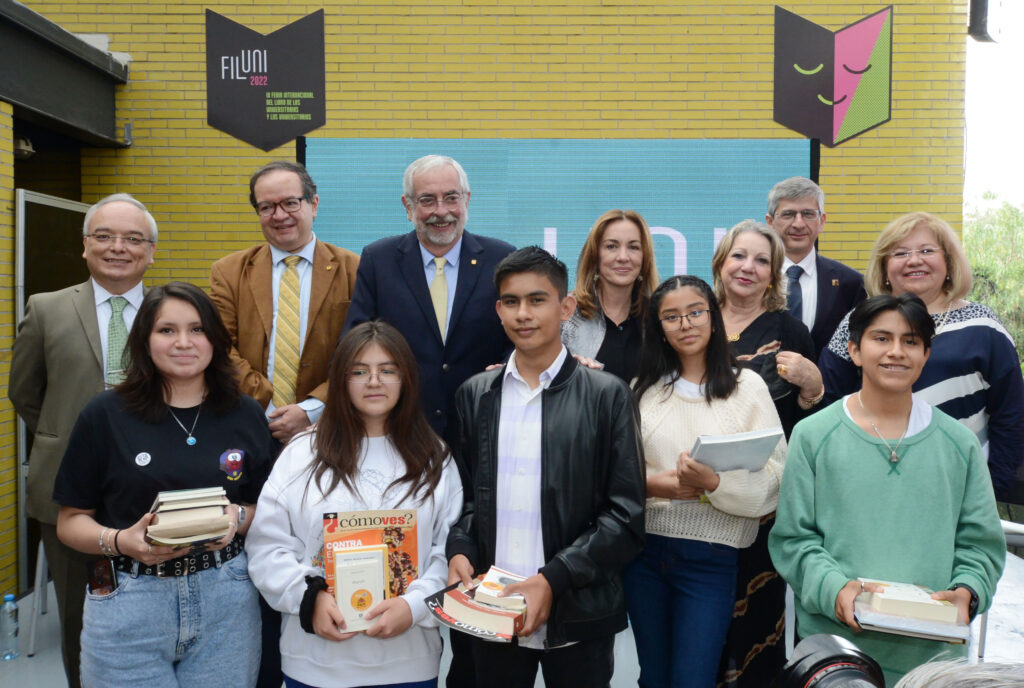 Entrega UNAM libros a estudiantes de nuevo ingreso 