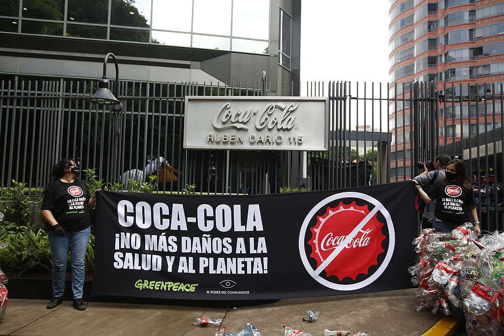 Protestan contra Coca-Cola y que deje de vender plástico