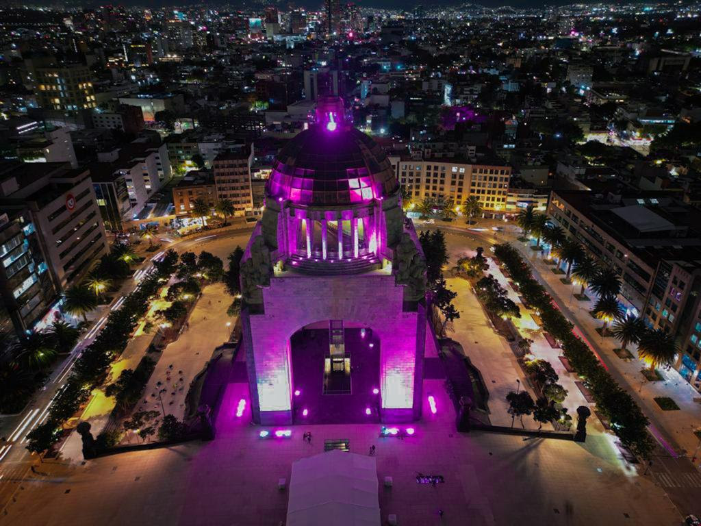 Se iluminan de rosa monumentos históricos