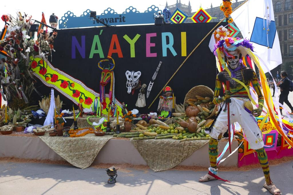 Inauguran ofrenda del Día de Muertos en el Zócalo 