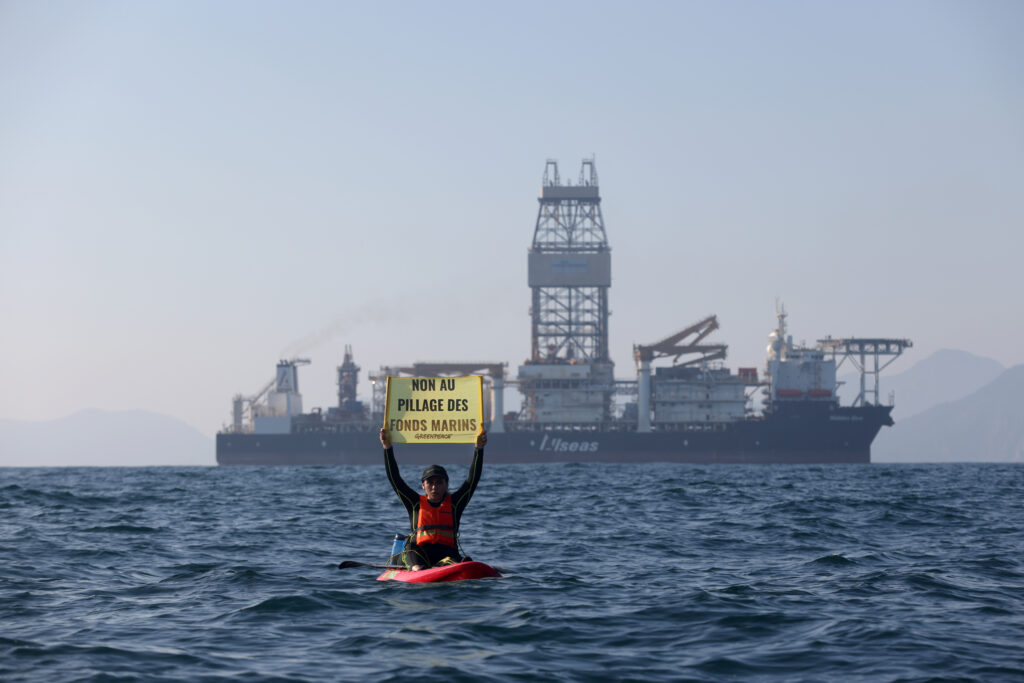Greenpeace confronta a barco dedicado a la minería 