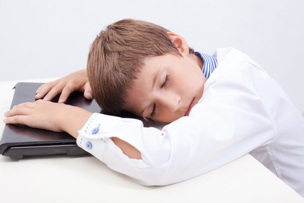 Apnea del sueño provoca  comportamiento hiperactivo 