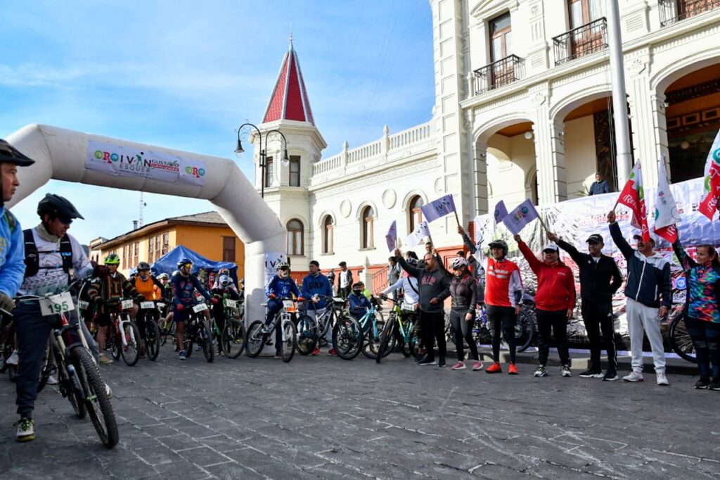 Participan cientos en ruta ciclista en El Oro- Edomex