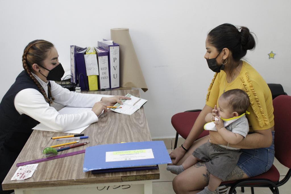 Invitan a madres a completar esquemas de vacunación 