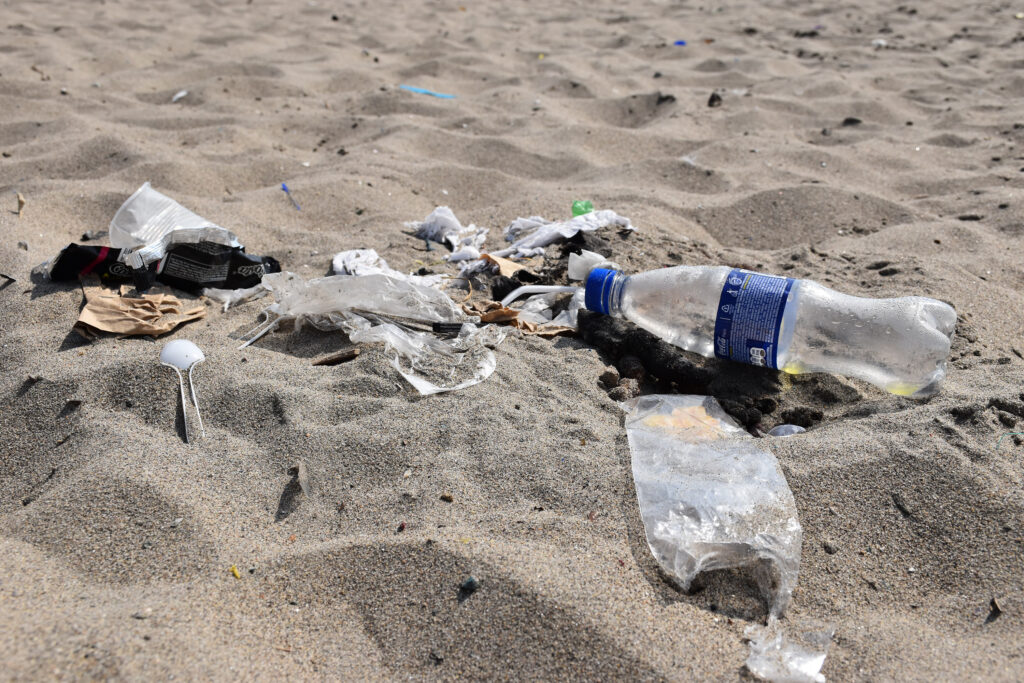 WWF pide prohibición mundial de plásticos 