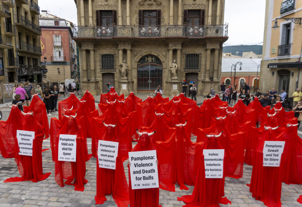 Activistas desnudos crearon un ‘mar de sangre’ 