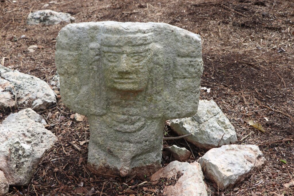 Localizan escultura de atlante en Chichén Itzá