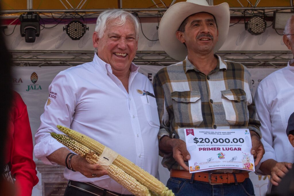 Premian a productores de elotes más grandes del mundo  