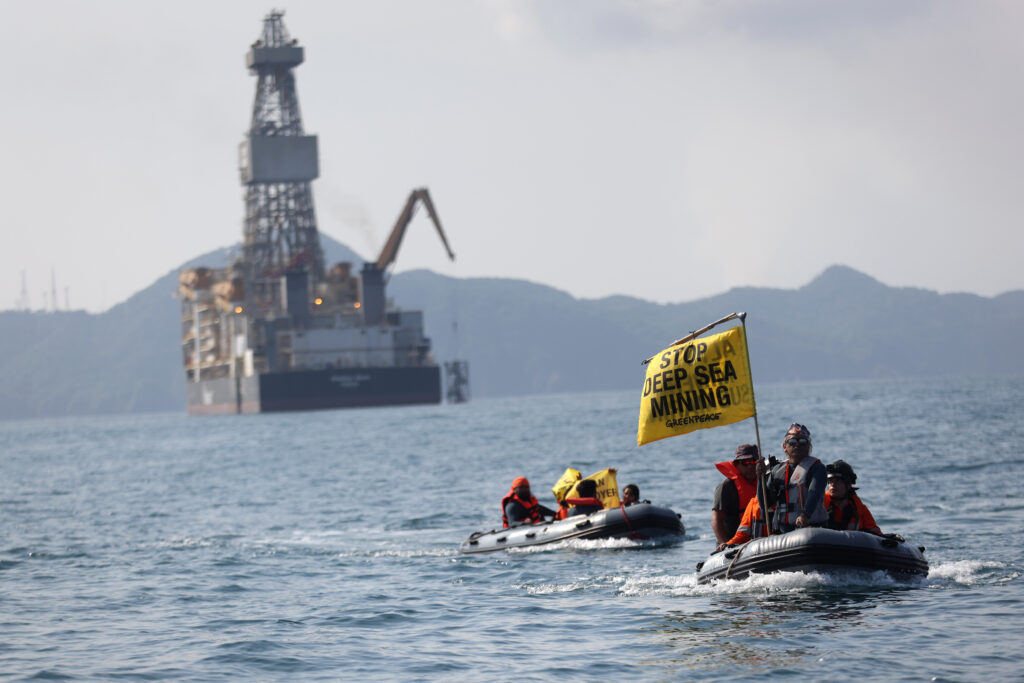 Greenpeace sube al barco minero Hidden Gem 