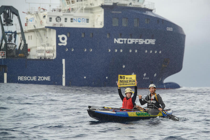 Greenpeace se enfrenta a un barco de minería submarina 