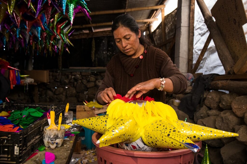 Familias artesanas de Atlacomulco dan vida a piñatas 