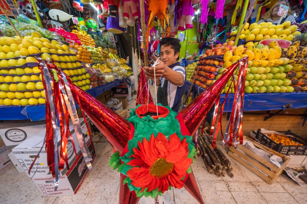 Piñatas: tradición llena de sabores del campo mexicano