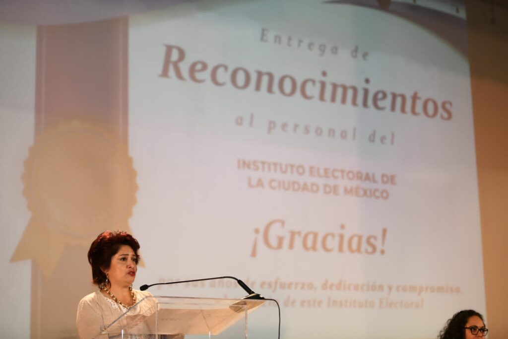 Celebra IECM 25 Aniversario con reconocimientos 