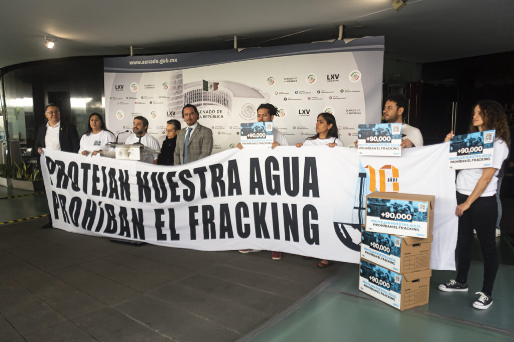 Entregan 90 mil firmas contra el fracking