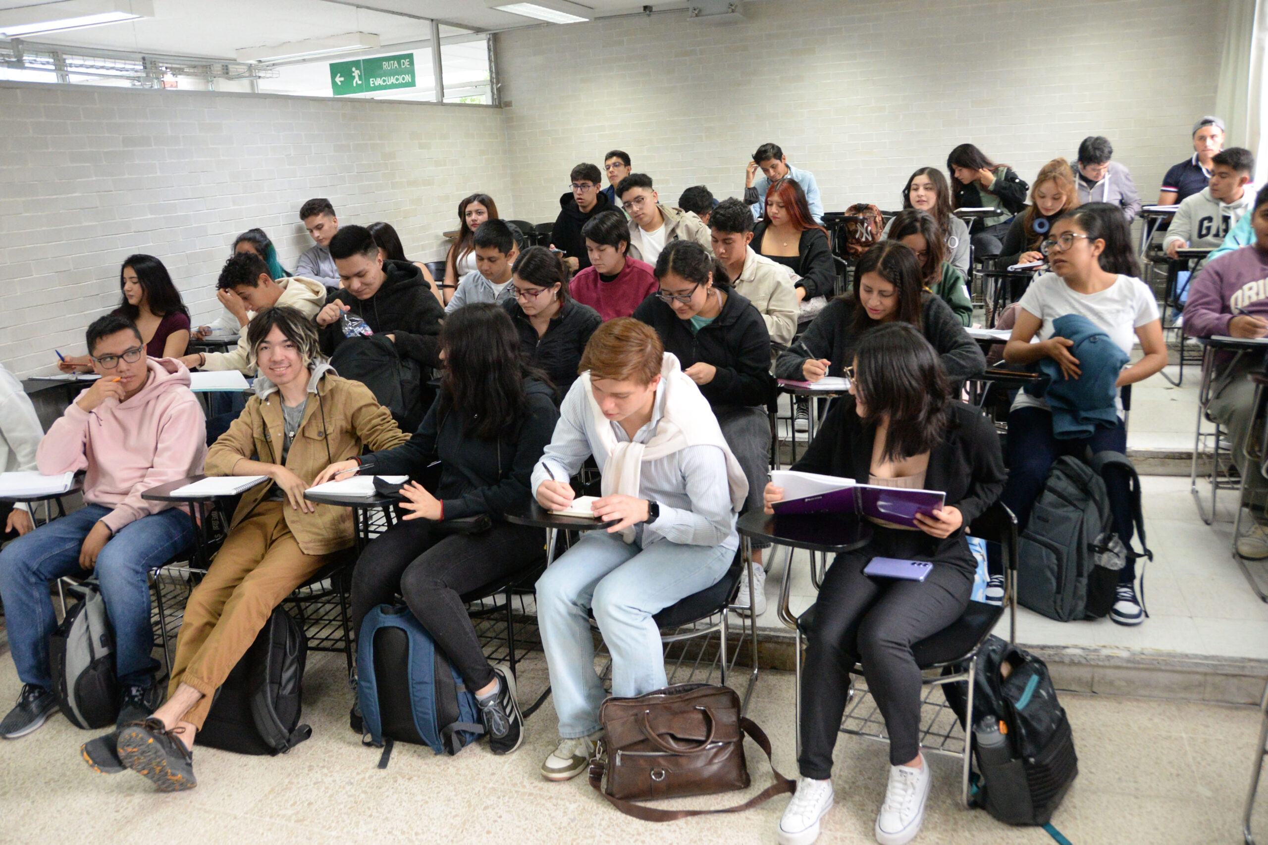 Hoy regresan a clases miles de estudiantes de UNAM - Prensa Animal