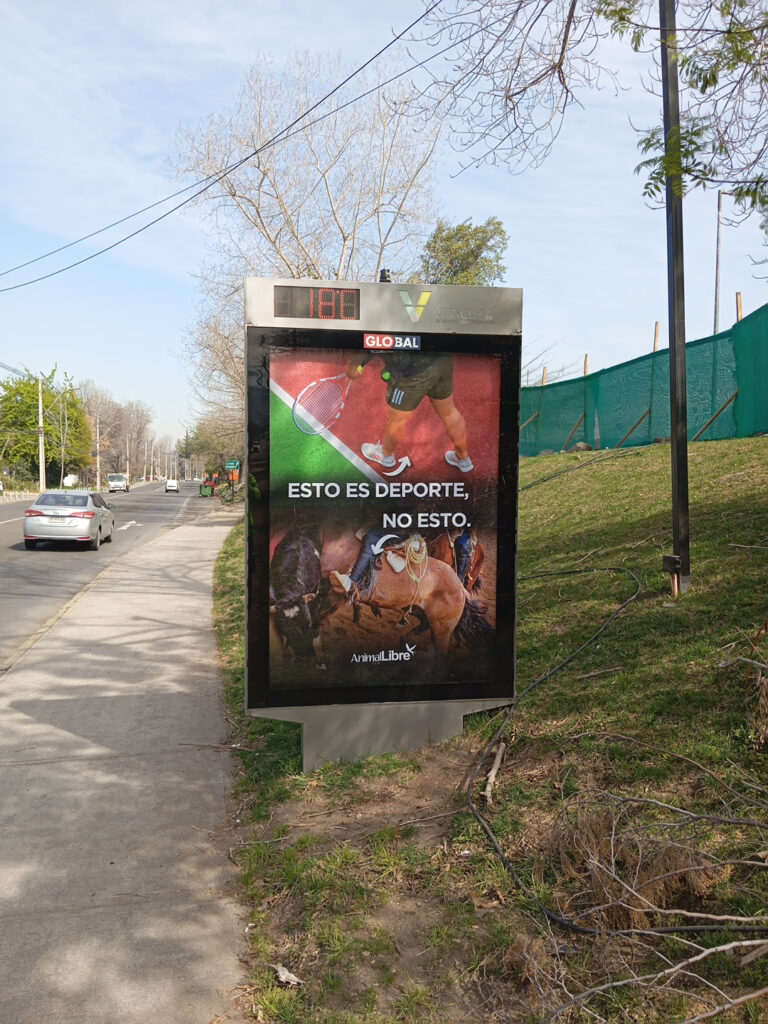 Campaña anti rodeo se toma el barrio alto de Santiago