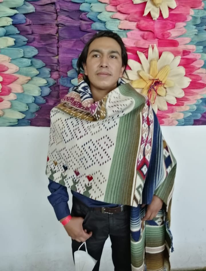 Tejiendo identidad: Juan Carlos Conde y el arte textil 