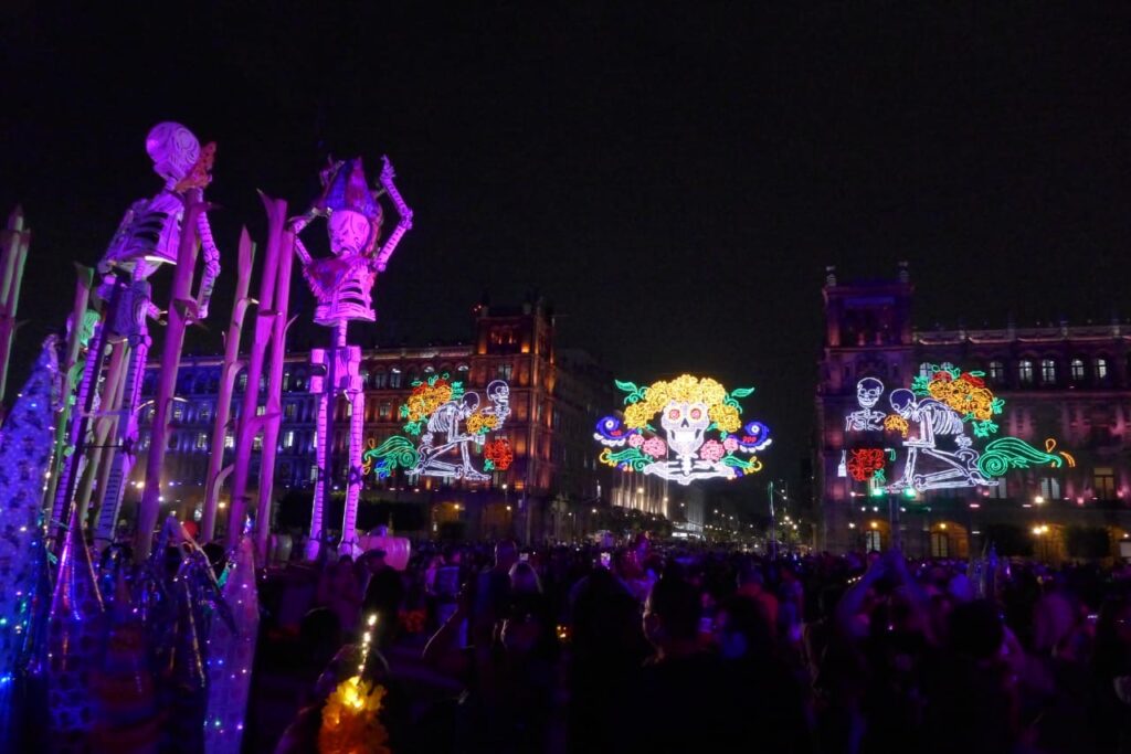 Inauguran ofrenda de Día de Muertos en el Zócalo