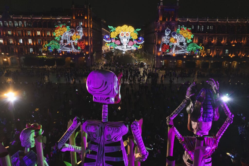 Inauguran ofrenda de Día de Muertos en el Zócalo